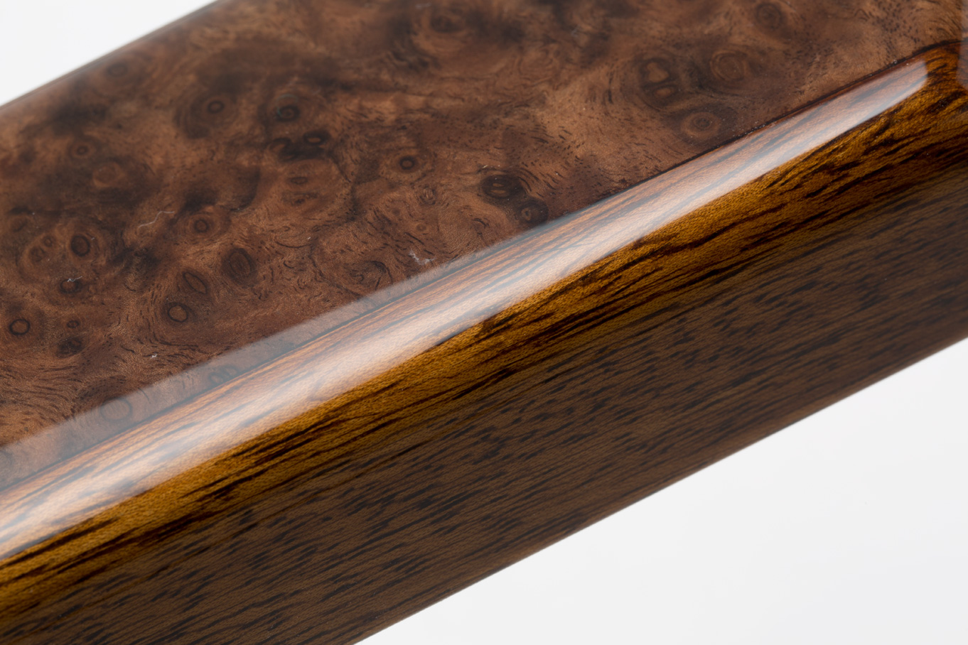 Holz-Armaturenbrett
Wood dashboard
Tableau de bord en bois